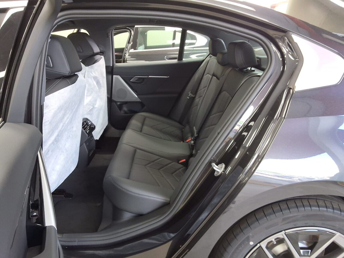 BMW 5 SERIES (8TH GEN) 520i 2026 - zdjęcie 13