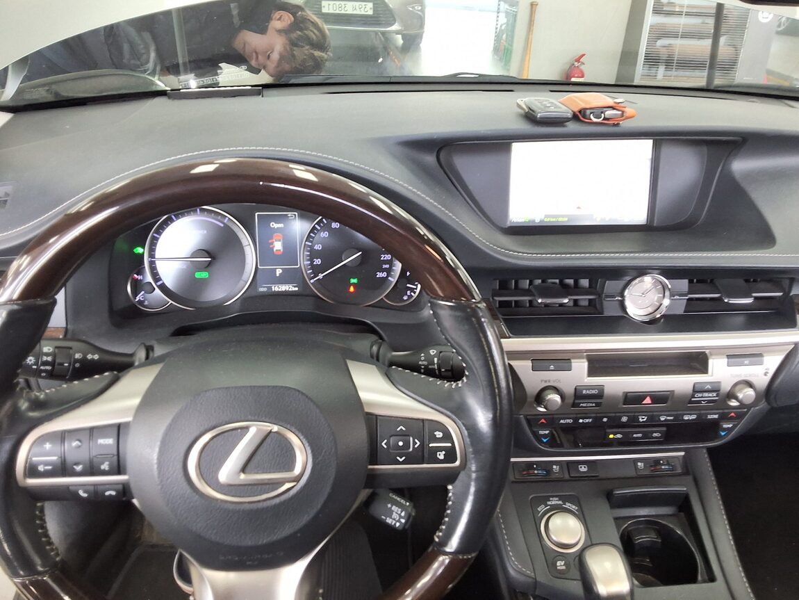 LEXUS ES (6TH GEN) 300h 2017 - zdjęcie 17