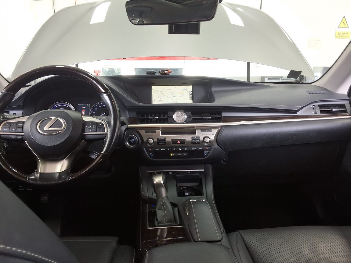 LEXUS ES (6TH GEN) 300h 2017 - zdjęcie 11