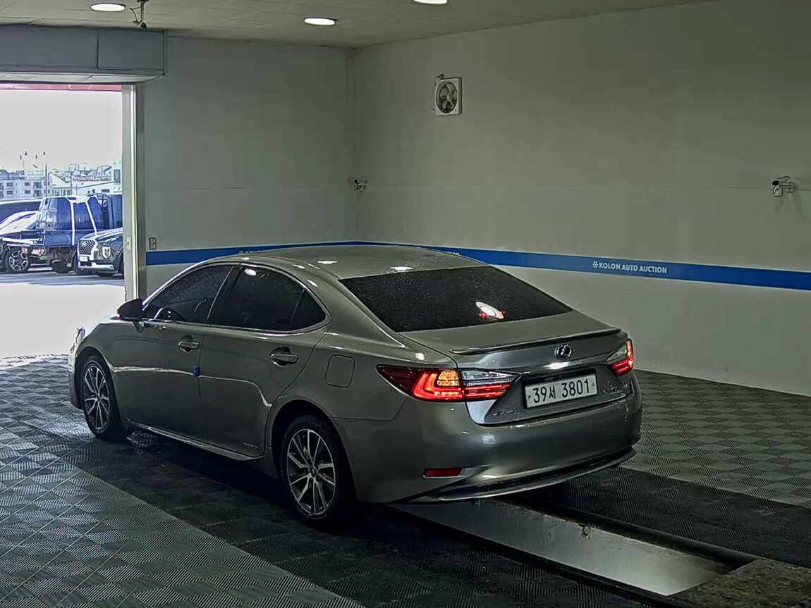 LEXUS ES (6TH GEN) 300h 2017 - zdjęcie 6