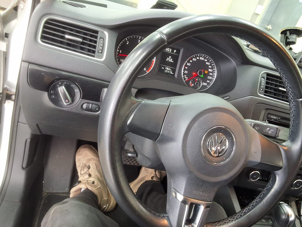VOLKSWAGEN JETTA (6TH GEN) 1.6 TDI BLUEMOTION 2011 - zdjęcie 23