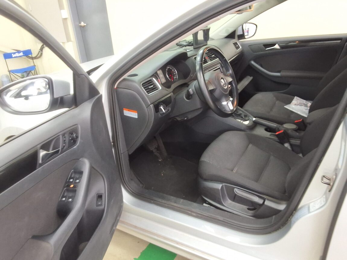 VOLKSWAGEN JETTA (6TH GEN) 1.6 TDI BLUEMOTION 2011 - zdjęcie 11