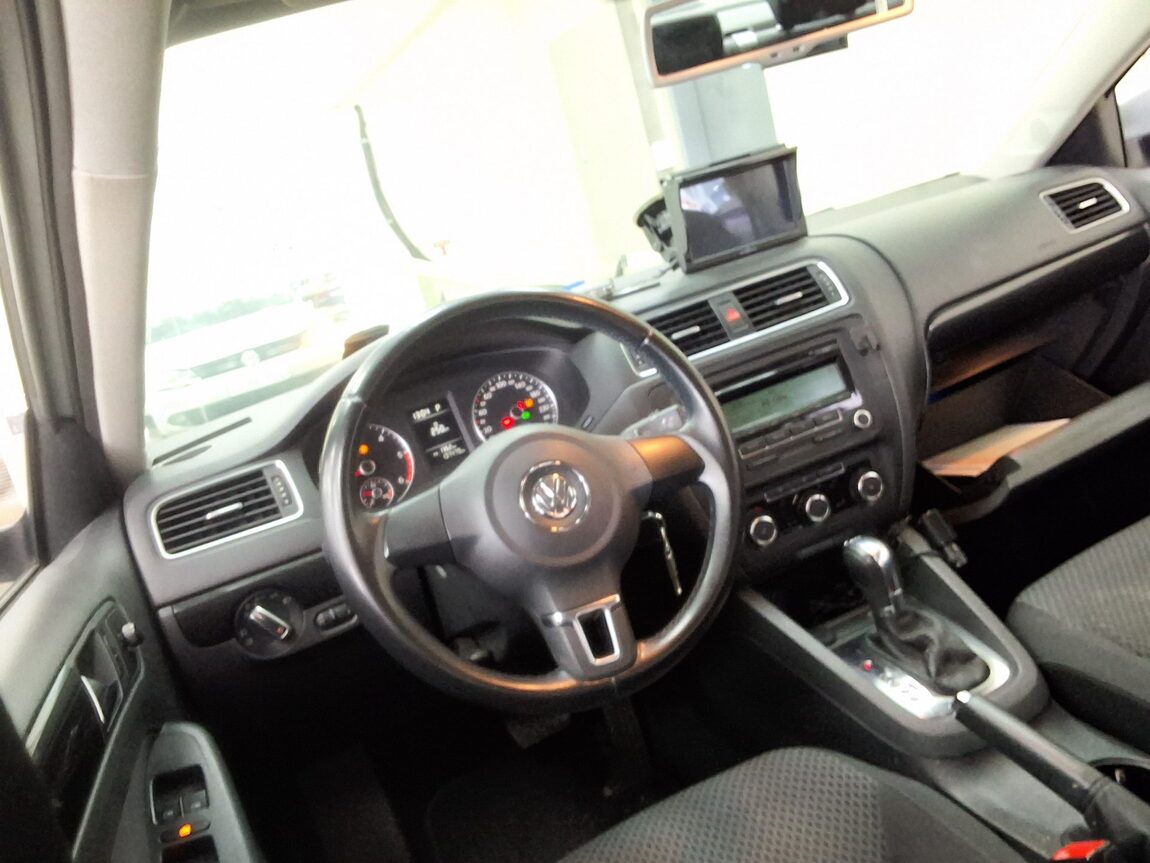 VOLKSWAGEN JETTA (6TH GEN) 1.6 TDI BLUEMOTION 2011 - zdjęcie 12