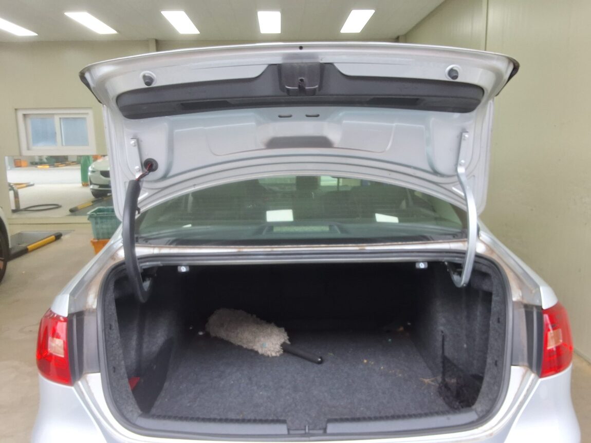 VOLKSWAGEN JETTA (6TH GEN) 1.6 TDI BLUEMOTION 2011 - zdjęcie 16