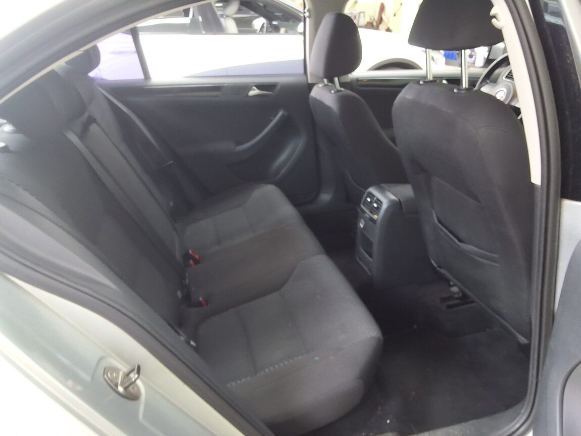VOLKSWAGEN JETTA (6TH GEN) 1.6 TDI BLUEMOTION 2011 - zdjęcie 14