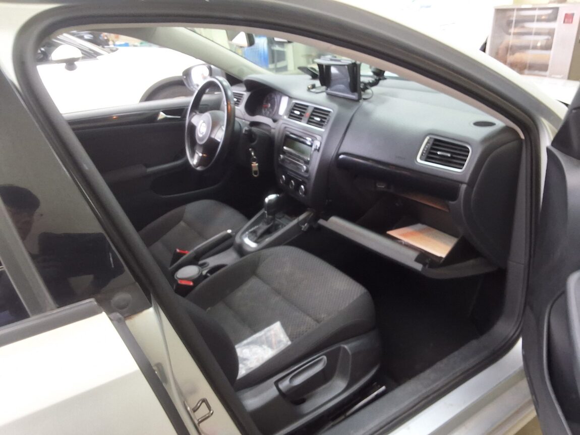VOLKSWAGEN JETTA (6TH GEN) 1.6 TDI BLUEMOTION 2011 - zdjęcie 15