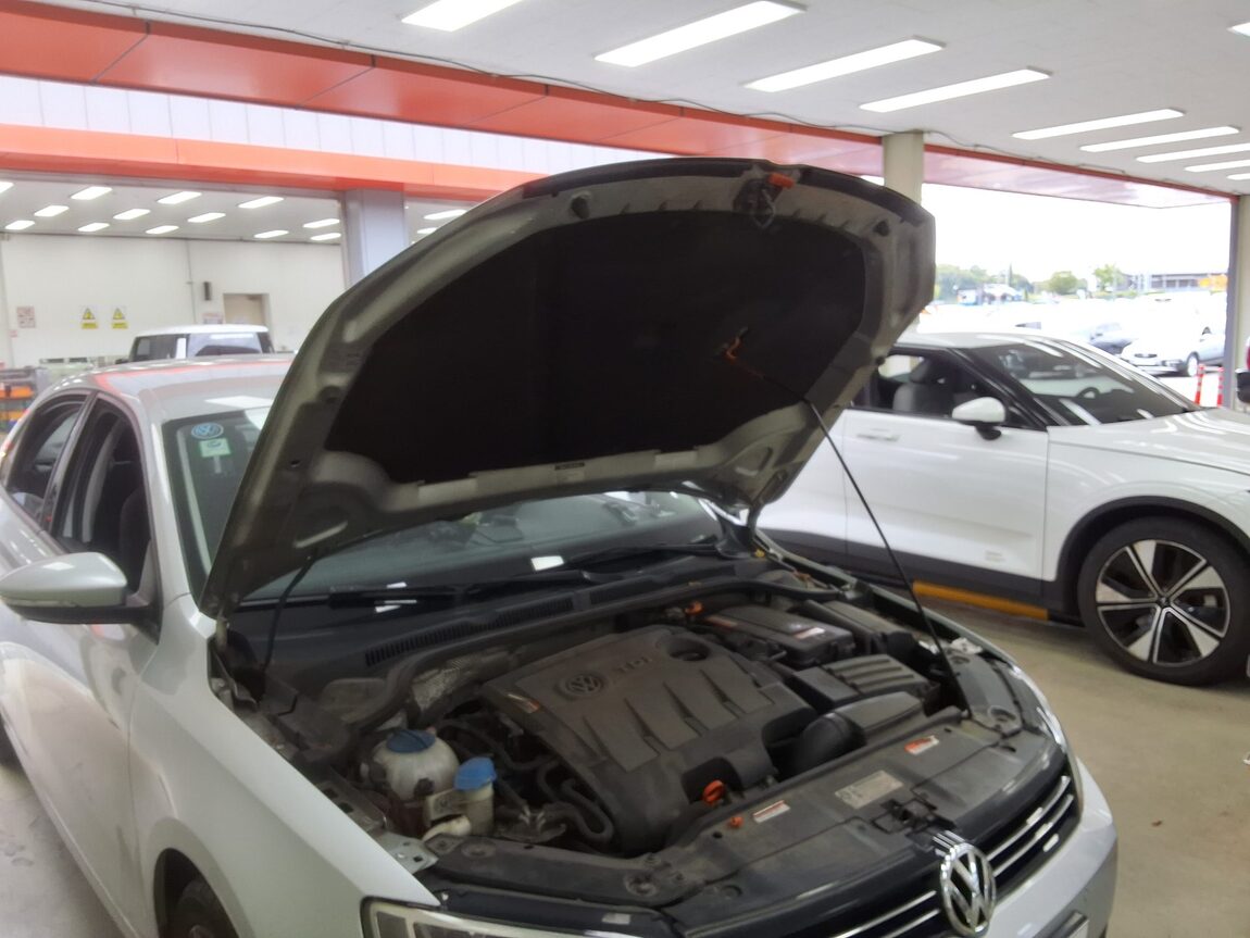 VOLKSWAGEN JETTA (6TH GEN) 1.6 TDI BLUEMOTION 2011 - zdjęcie 18