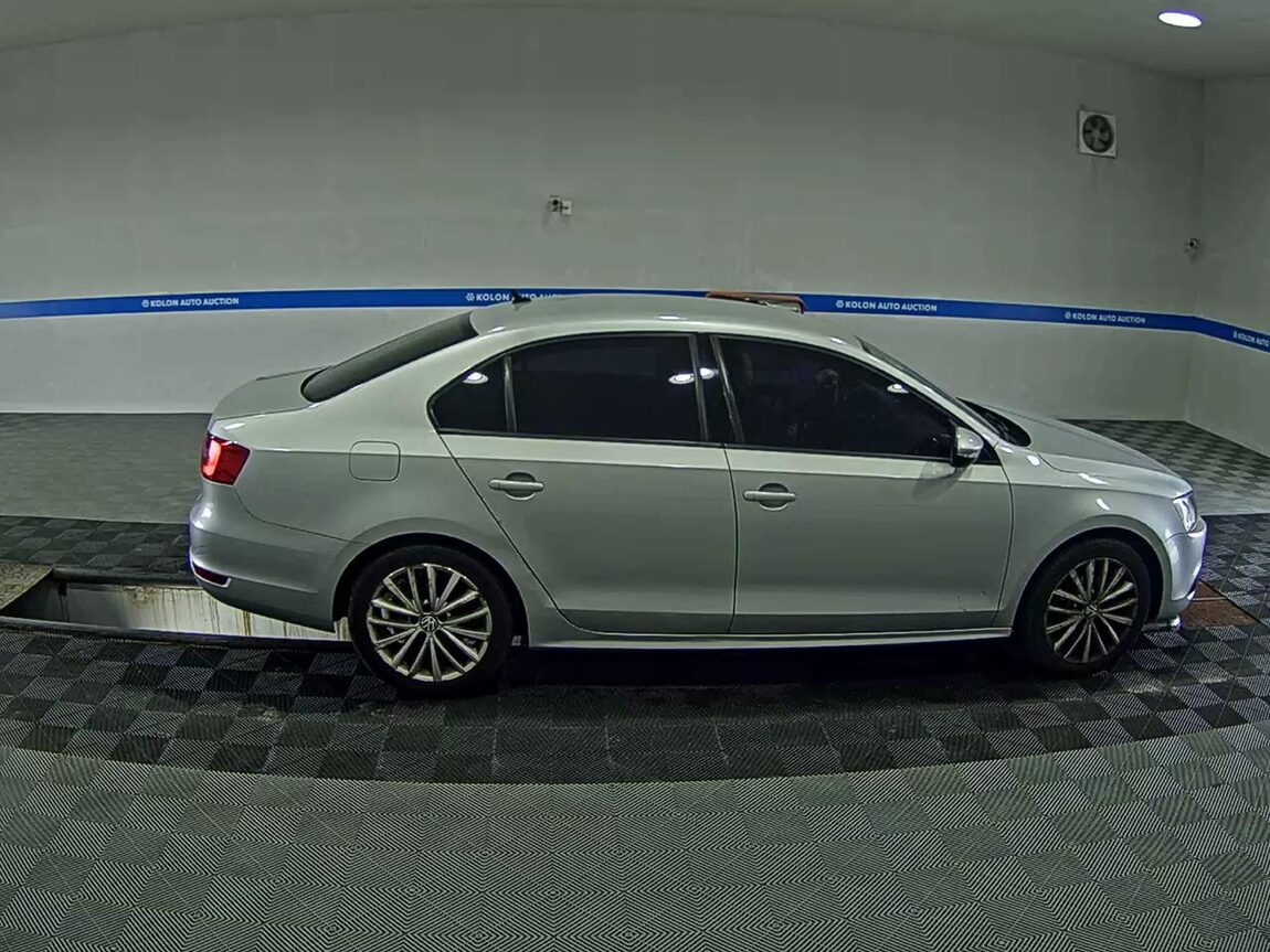 VOLKSWAGEN JETTA (6TH GEN) 1.6 TDI BLUEMOTION 2011 - zdjęcie 4