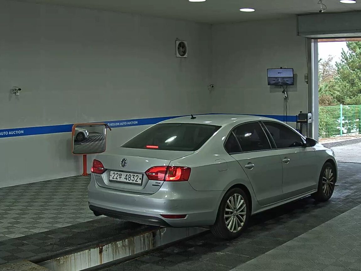 VOLKSWAGEN JETTA (6TH GEN) 1.6 TDI BLUEMOTION 2011 - zdjęcie 5