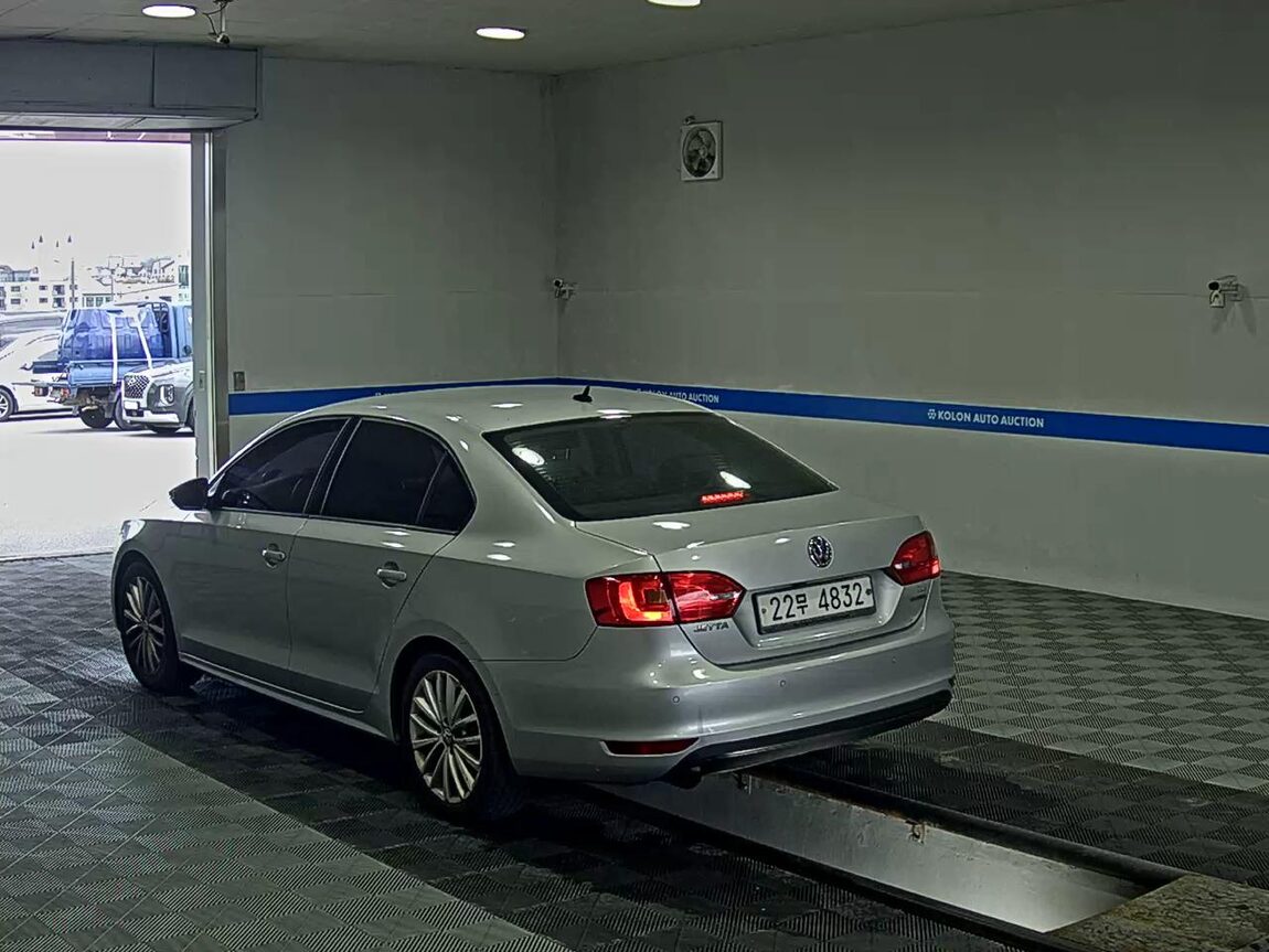 VOLKSWAGEN JETTA (6TH GEN) 1.6 TDI BLUEMOTION 2011 - zdjęcie 6