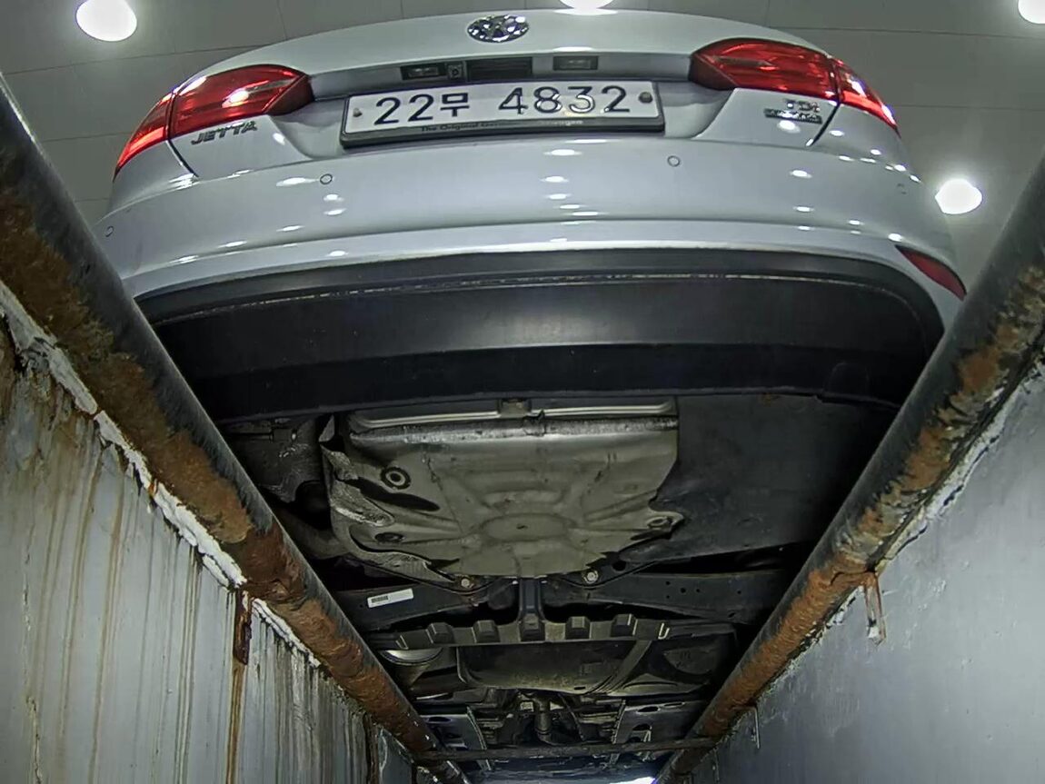 VOLKSWAGEN JETTA (6TH GEN) 1.6 TDI BLUEMOTION 2011 - zdjęcie 8