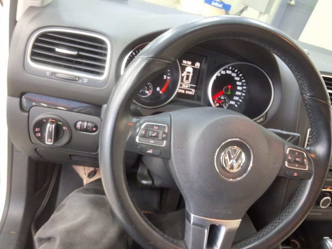 VOLKSWAGEN GOLF (6TH GEN) 1.6 TDI BLUEMOTION STYLE EDITION 2013 - zdjęcie 23