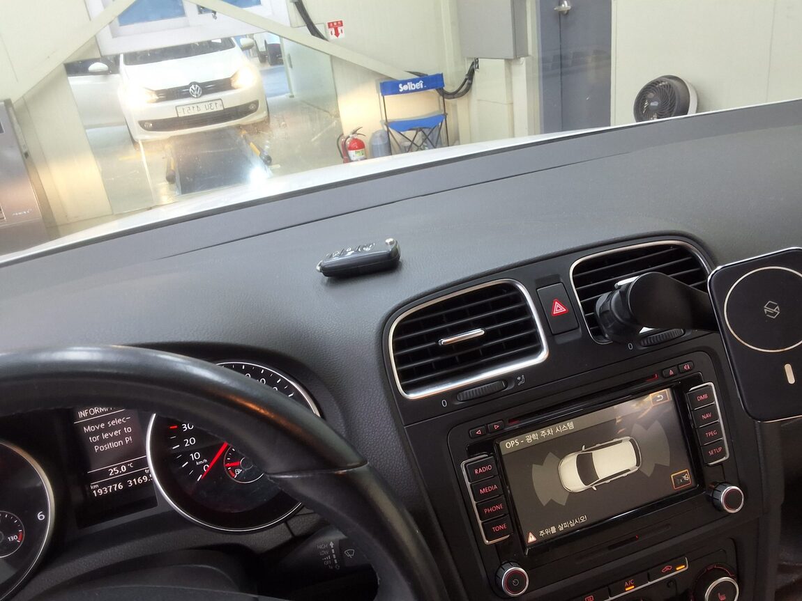 VOLKSWAGEN GOLF (6TH GEN) 1.6 TDI BLUEMOTION STYLE EDITION 2013 - zdjęcie 25