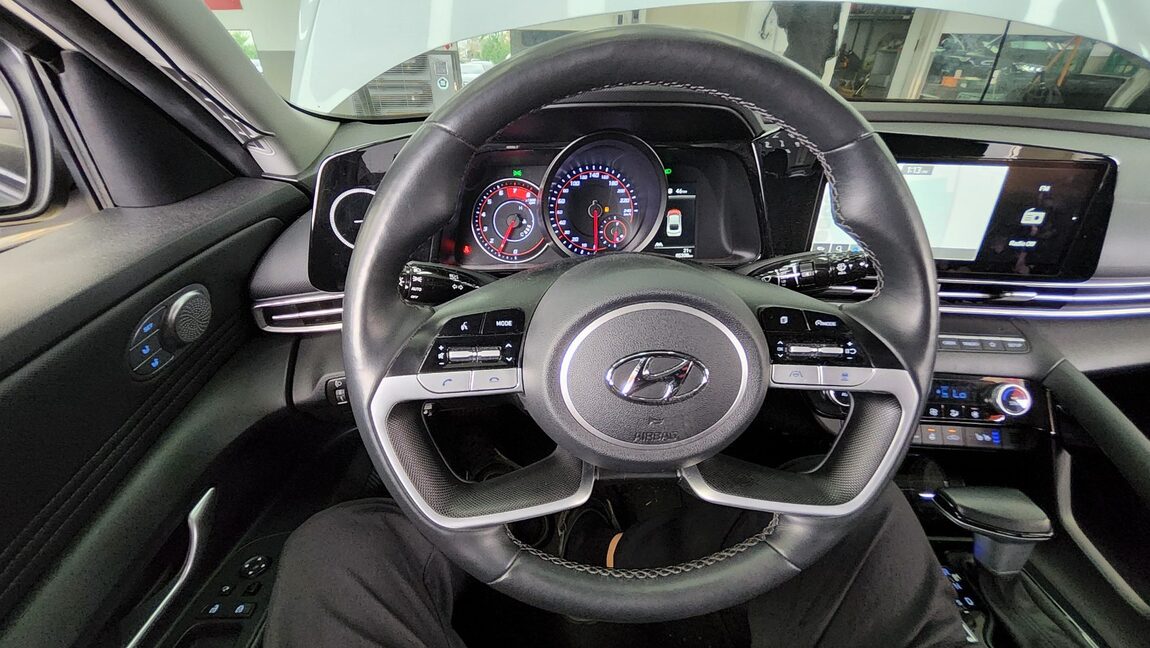 HYUNDAI AVANTE (CN7) 1.6 GASOLINE MODERN 2023 - zdjęcie 17