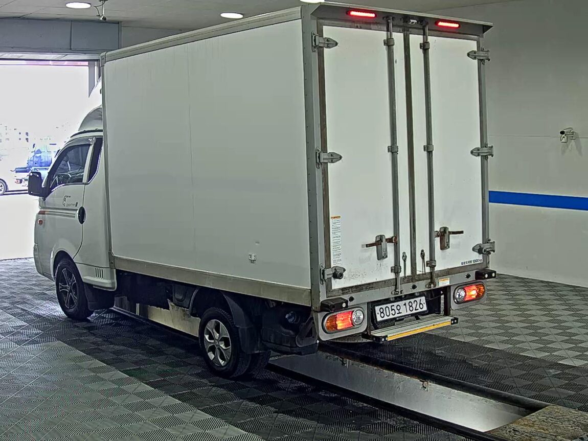 HYUNDAI PORTER II HIGH-ROOF BUILT-IN BOX TRUCK SUPER CAB 2020 - zdjęcie 6