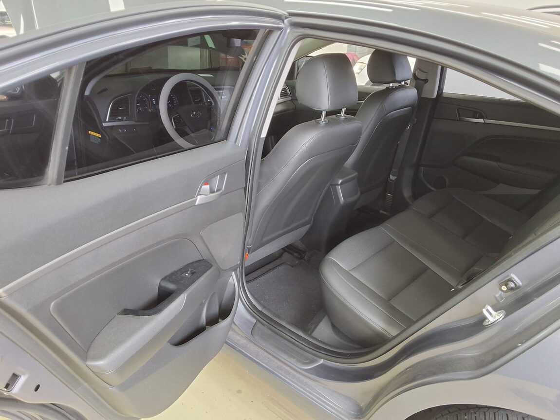 HYUNDAI AVANTE AD 1.6 GDi VALUE PLUS 2018 - zdjęcie 12