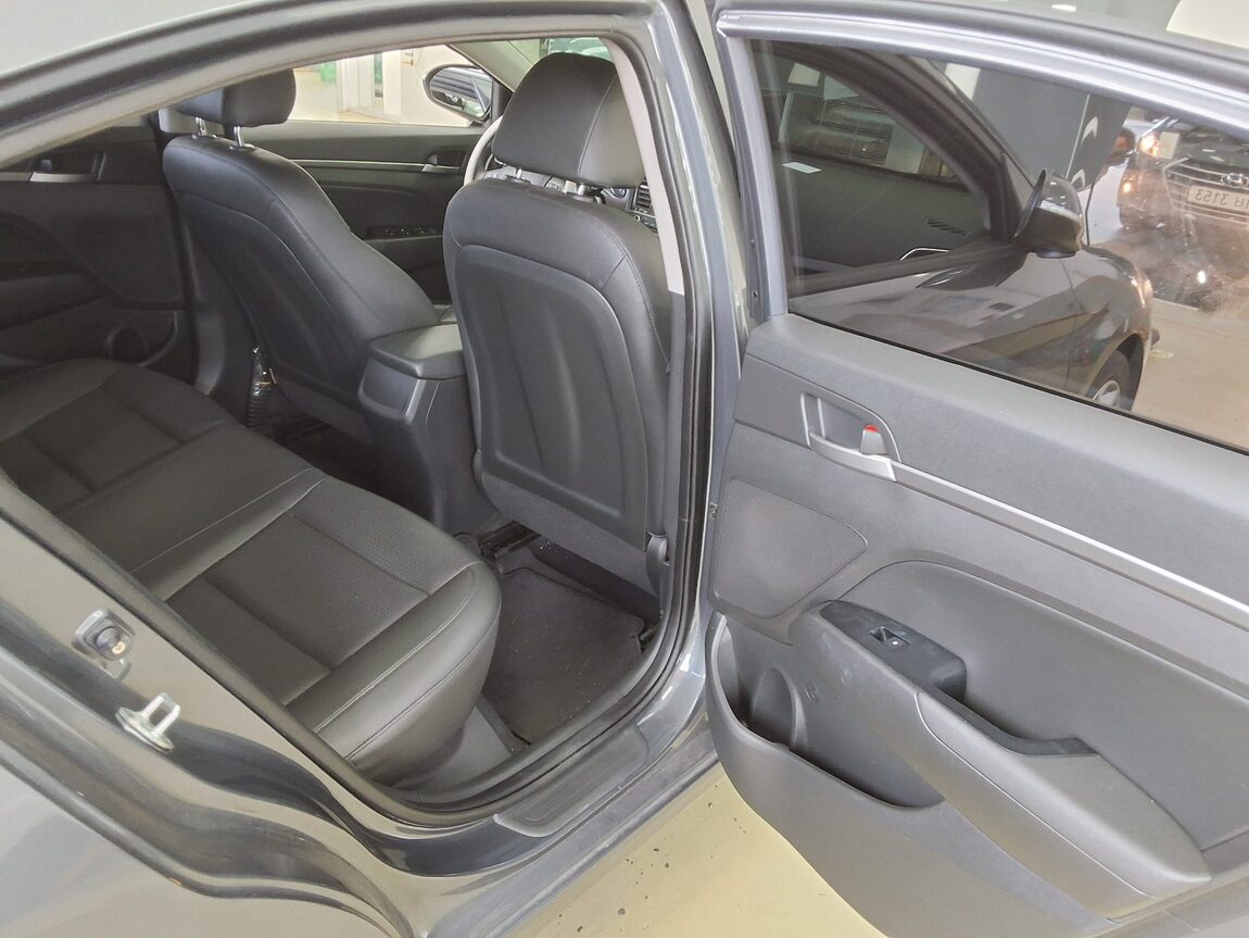 HYUNDAI AVANTE AD 1.6 GDi VALUE PLUS 2018 - zdjęcie 13