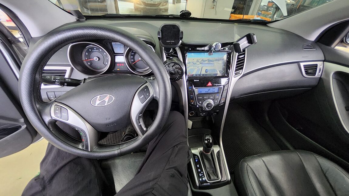HYUNDAI NEW i30 1.6 GDi UNIQUE 2012 - zdjęcie 11