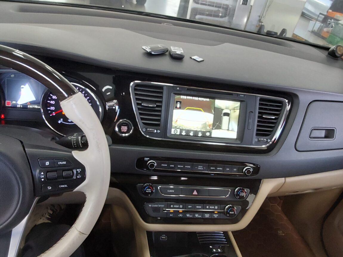 KIA ALL NEW CARNIVAL HI-LIMOUSINE GASOLINE 7-SEATER PRESIDENT 2016 - zdjęcie 17