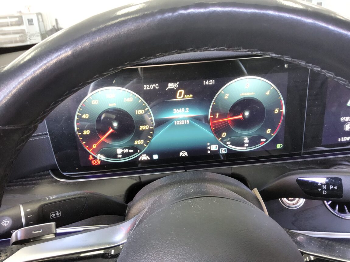 MERCEDES-BENZ E-CLASS (5TH GEN) E220d 4MATIC AMG LINE 2021 - zdjęcie 9