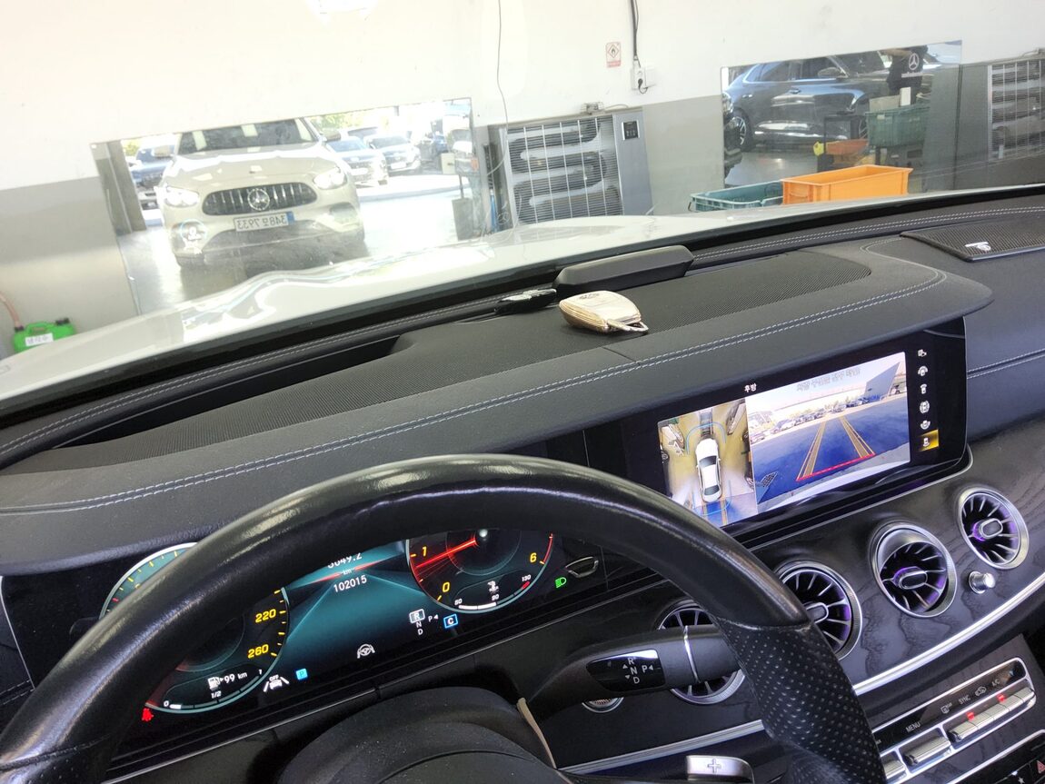 MERCEDES-BENZ E-CLASS (5TH GEN) E220d 4MATIC AMG LINE 2021 - zdjęcie 19