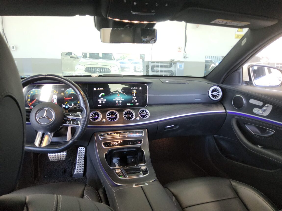 MERCEDES-BENZ E-CLASS (5TH GEN) E220d 4MATIC AMG LINE 2021 - zdjęcie 11