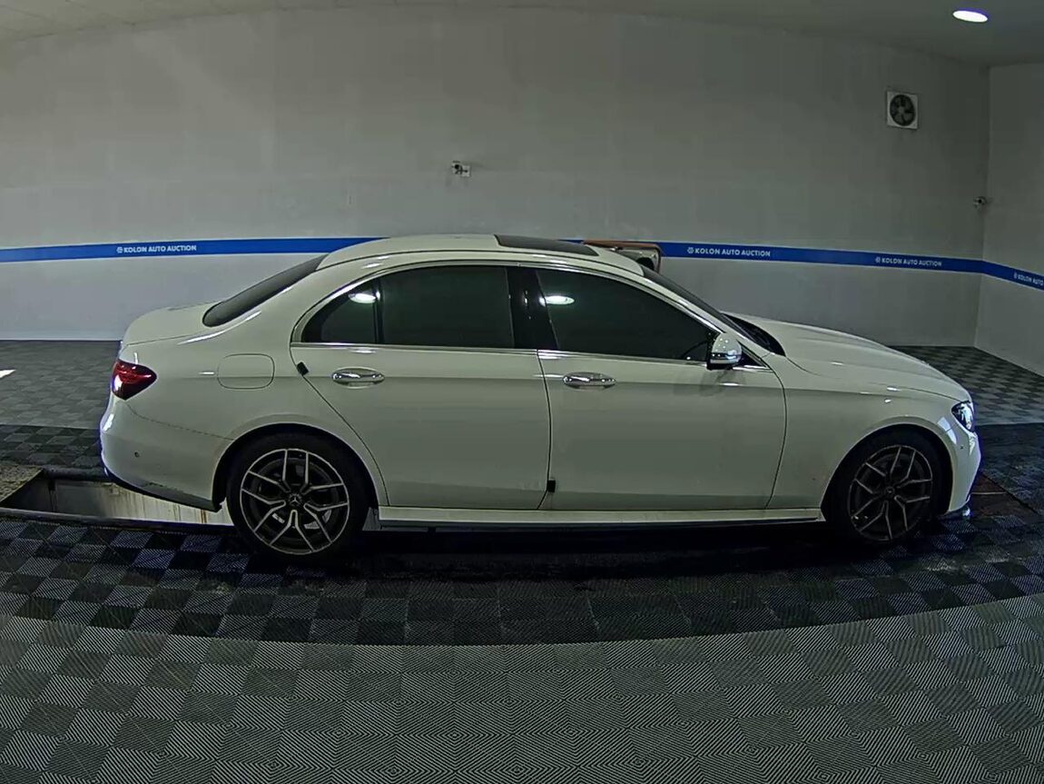 MERCEDES-BENZ E-CLASS (5TH GEN) E220d 4MATIC AMG LINE 2021 - zdjęcie 4