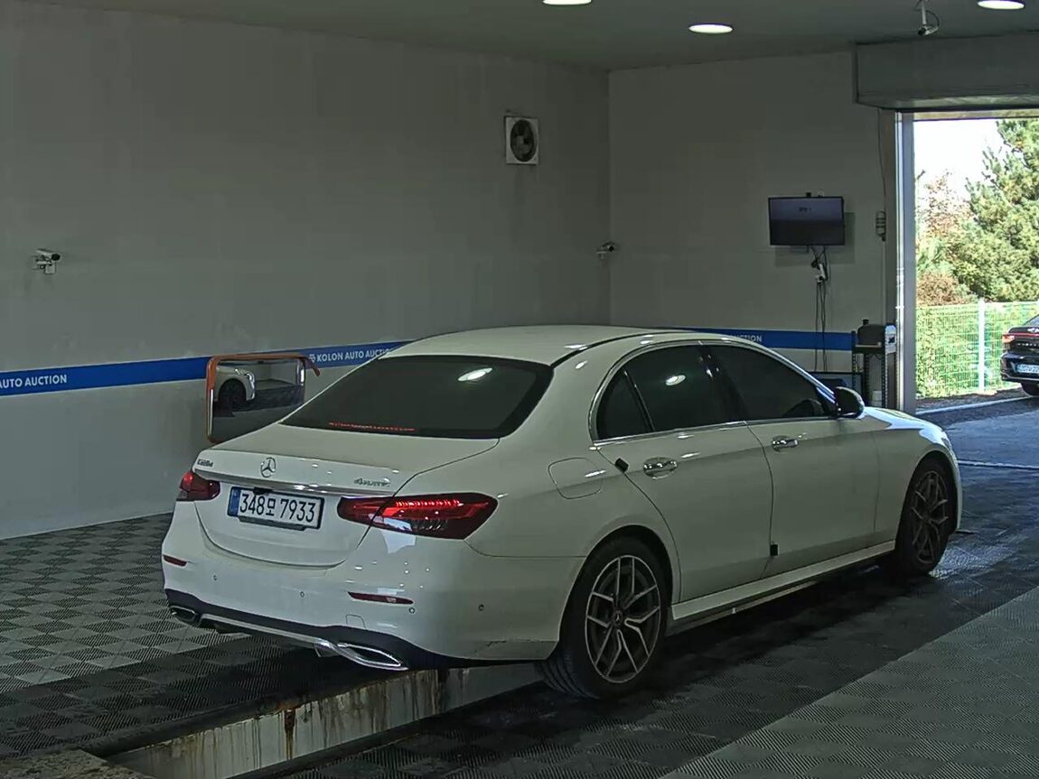 MERCEDES-BENZ E-CLASS (5TH GEN) E220d 4MATIC AMG LINE 2021 - zdjęcie 5