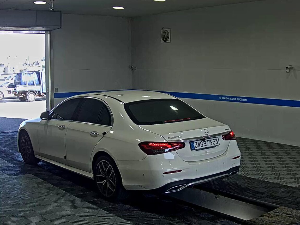 MERCEDES-BENZ E-CLASS (5TH GEN) E220d 4MATIC AMG LINE 2021 - zdjęcie 6