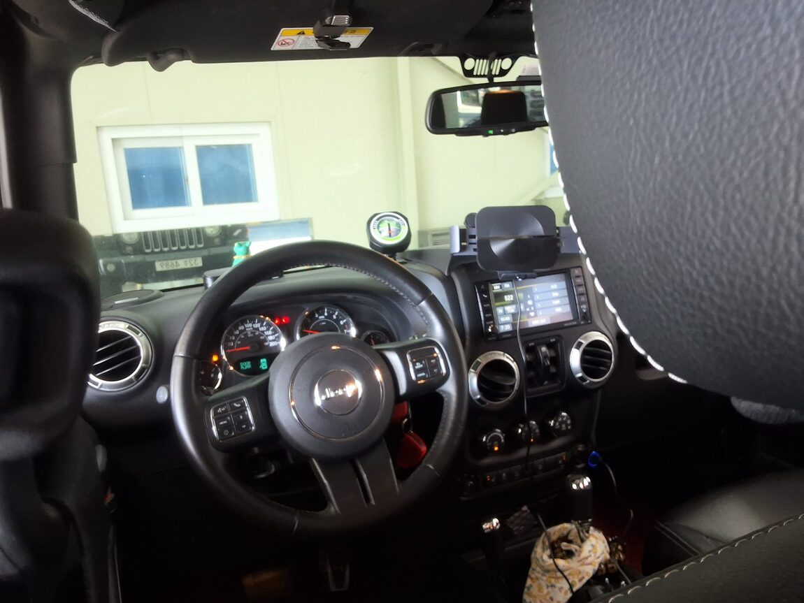 JEEP WRANGLER (JK) 3.6 SAHARA 4-DOOR 2017 - zdjęcie 12
