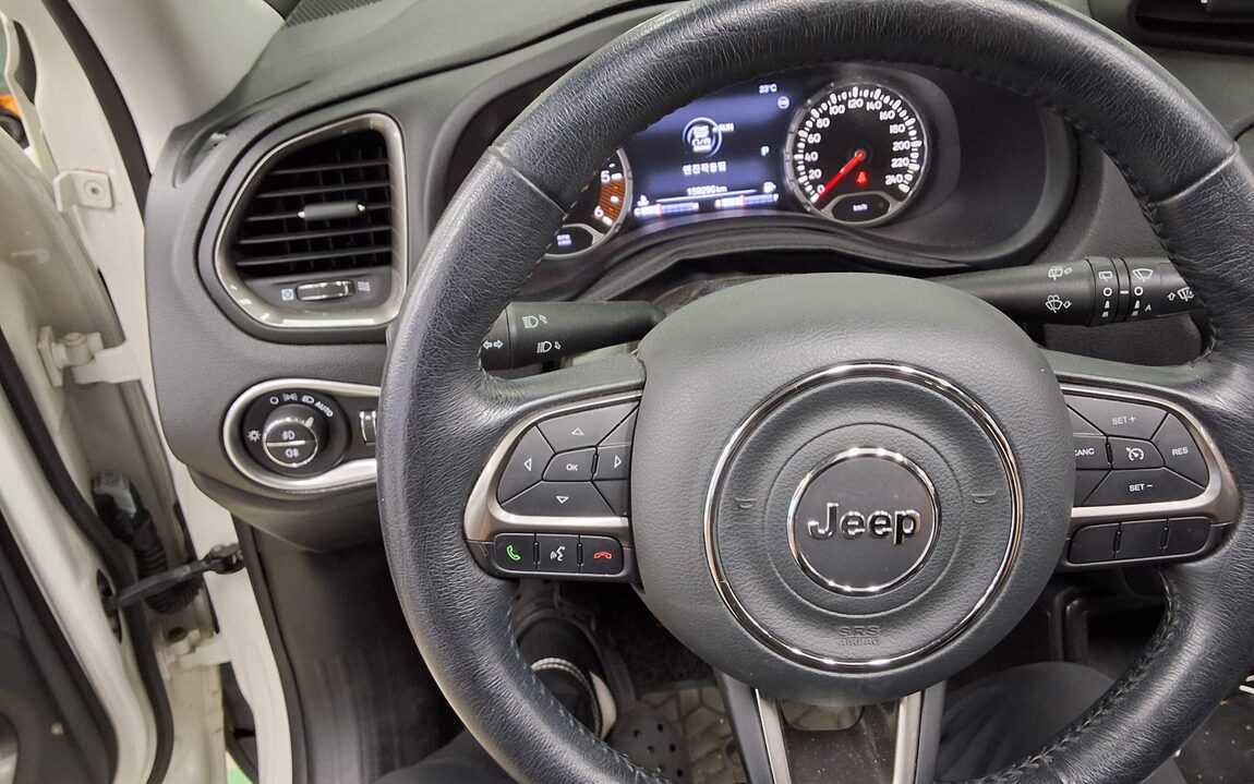 JEEP RENEGADE 1.6 DIESEL LIMITED 2020 - zdjęcie 17