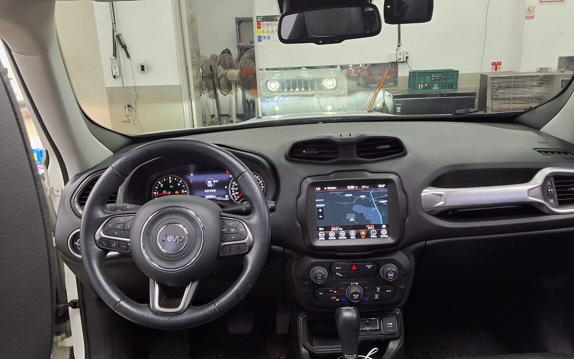 JEEP RENEGADE 1.6 DIESEL LIMITED 2020 - zdjęcie 11