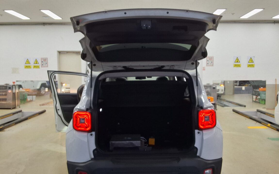 JEEP RENEGADE 1.6 DIESEL LIMITED 2020 - zdjęcie 15