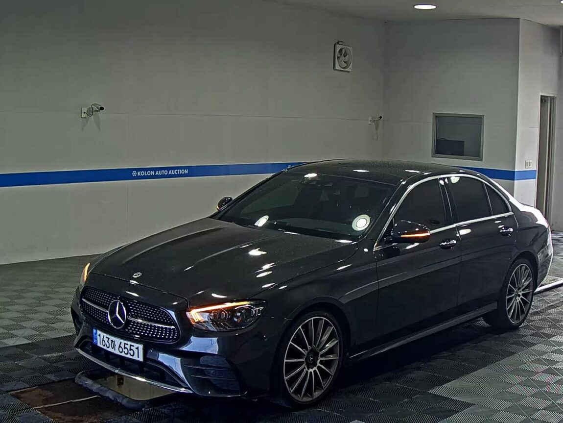 MERCEDES-BENZ E-CLASS (5TH GEN) E350 4MATIC AMG LINE 2022 - zdjęcie 2