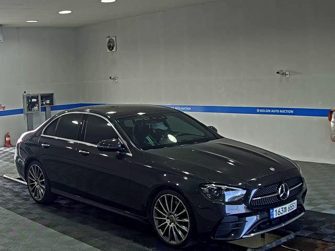 MERCEDES-BENZ E-CLASS (5TH GEN) E350 4MATIC AMG LINE 2022 - zdjęcie 3