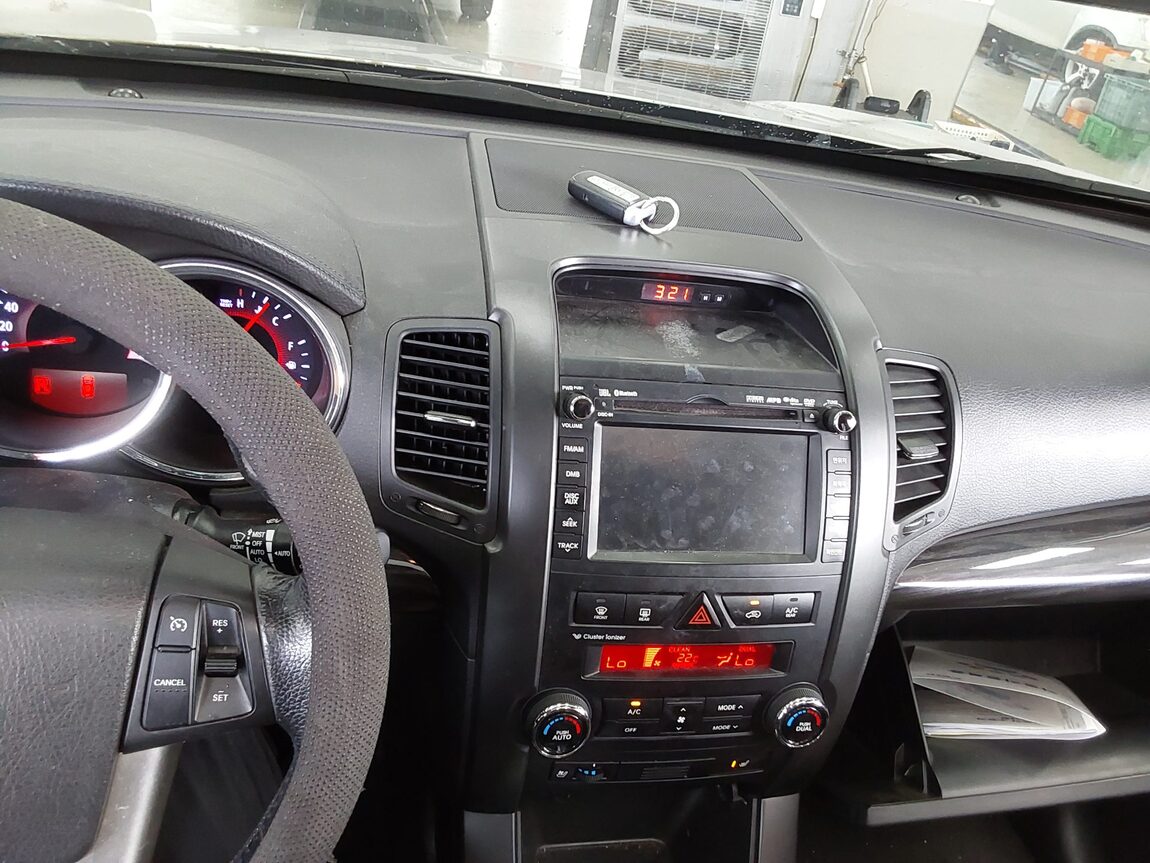 KIA SORENTO R DIESEL 2.0 2WD LIMITED PREMIUM 2011 - zdjęcie 17