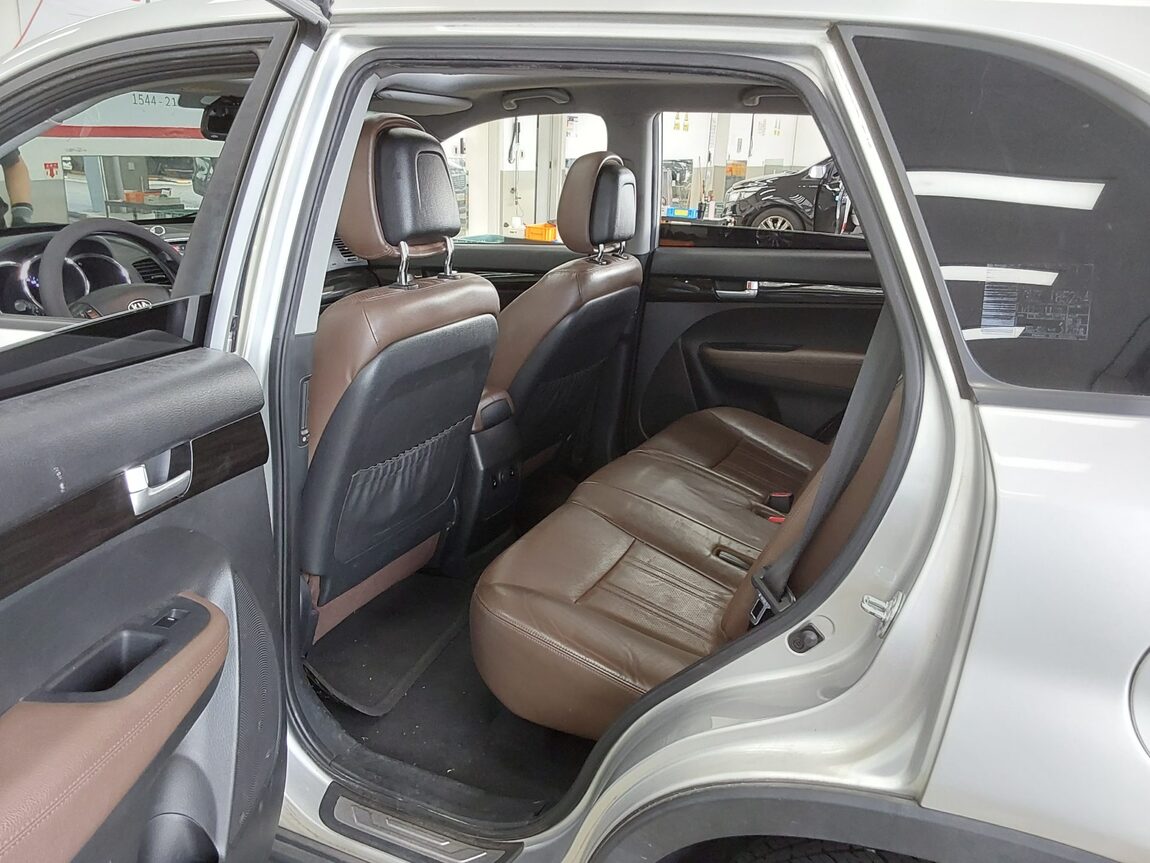 KIA SORENTO R DIESEL 2.0 2WD LIMITED PREMIUM 2011 - zdjęcie 12