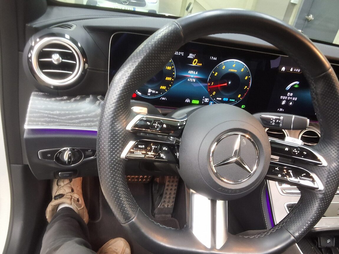 MERCEDES-BENZ E-CLASS (5TH GEN) E350 4MATIC AMG LINE 2023 - zdjęcie 23