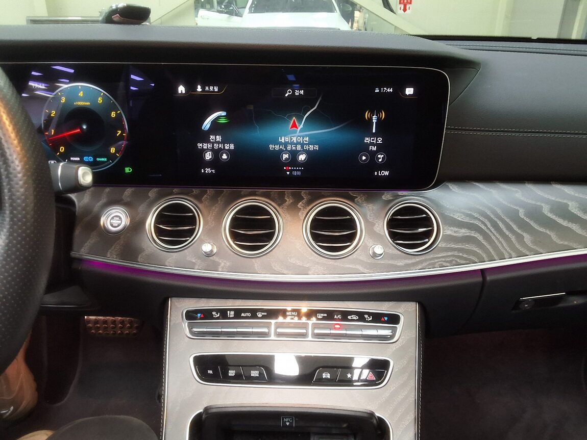 MERCEDES-BENZ E-CLASS (5TH GEN) E350 4MATIC AMG LINE 2023 - zdjęcie 24