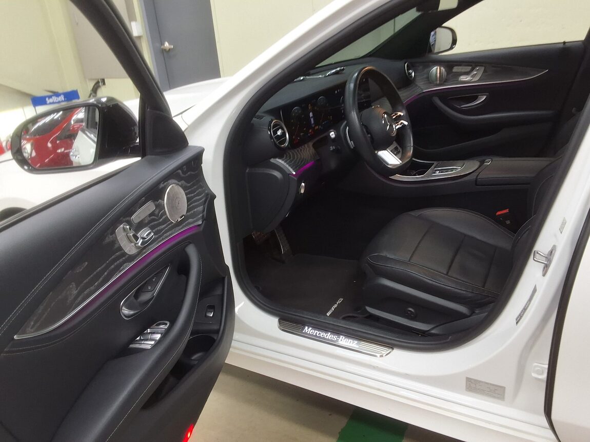 MERCEDES-BENZ E-CLASS (5TH GEN) E350 4MATIC AMG LINE 2023 - zdjęcie 11
