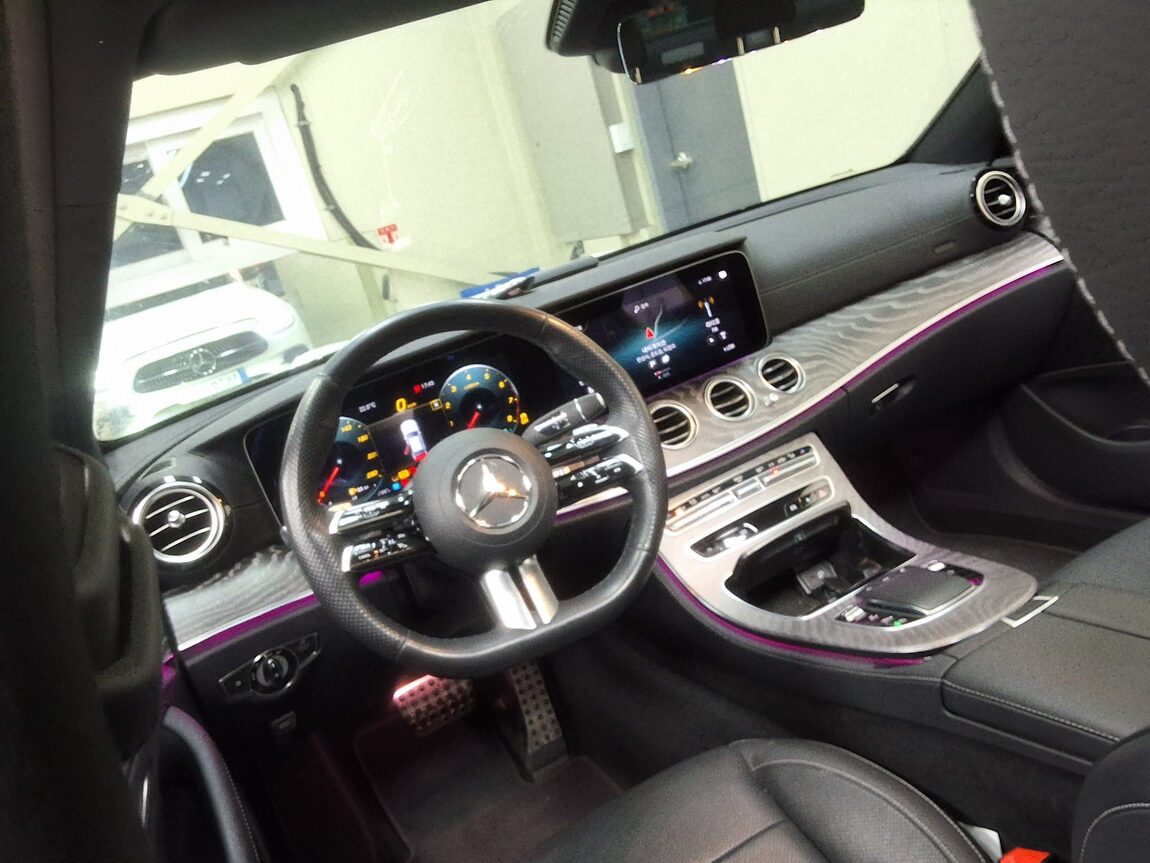 MERCEDES-BENZ E-CLASS (5TH GEN) E350 4MATIC AMG LINE 2023 - zdjęcie 12