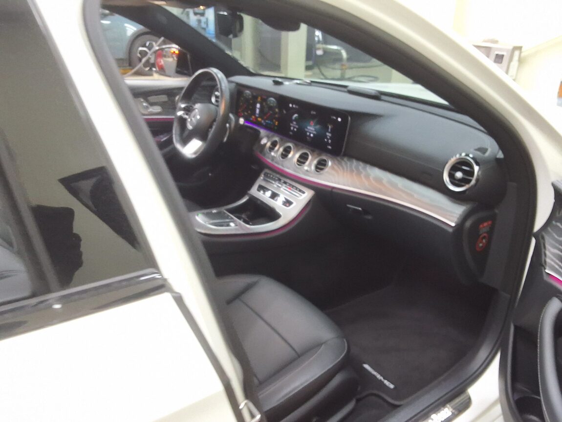 MERCEDES-BENZ E-CLASS (5TH GEN) E350 4MATIC AMG LINE 2023 - zdjęcie 15