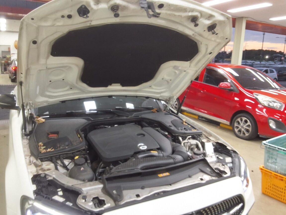 MERCEDES-BENZ E-CLASS (5TH GEN) E350 4MATIC AMG LINE 2023 - zdjęcie 18