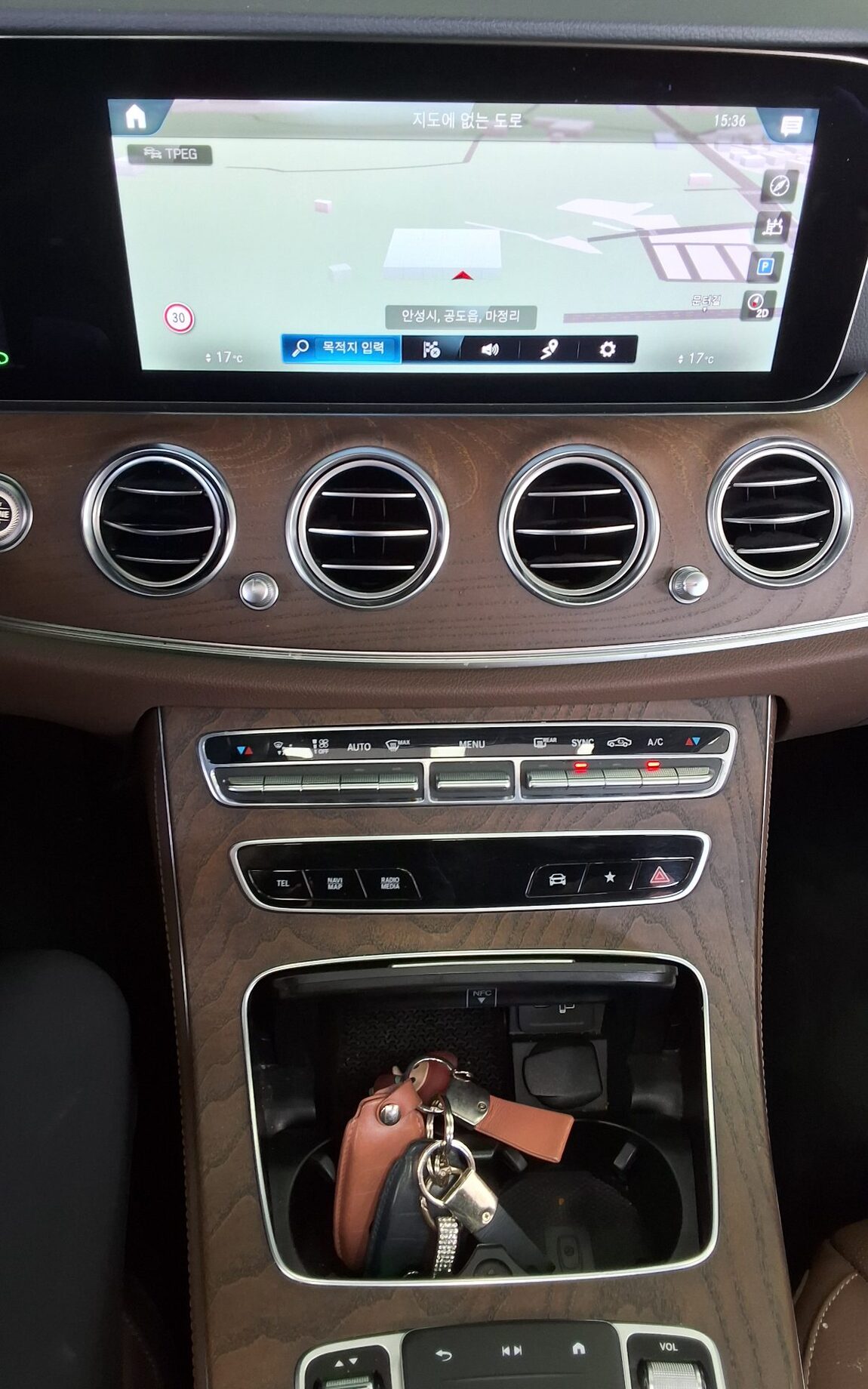 MERCEDES-BENZ E-CLASS (5TH GEN) E220d 4MATIC EXCLUSIVE 2021 - zdjęcie 18