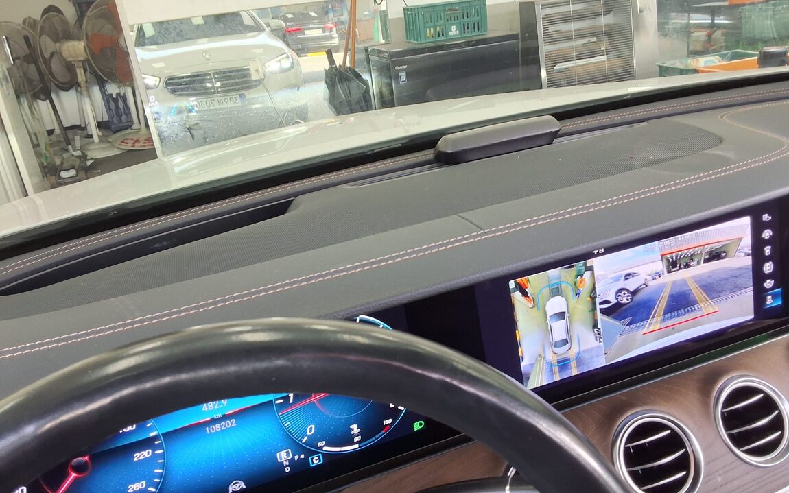 MERCEDES-BENZ E-CLASS (5TH GEN) E220d 4MATIC EXCLUSIVE 2021 - zdjęcie 19