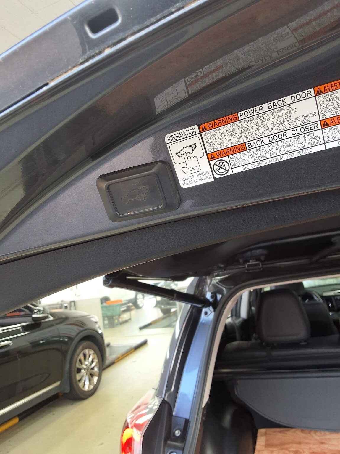 TOYOTA RAV4 (4TH GEN) 2.5 4WD HYBRID 2016 - zdjęcie 27