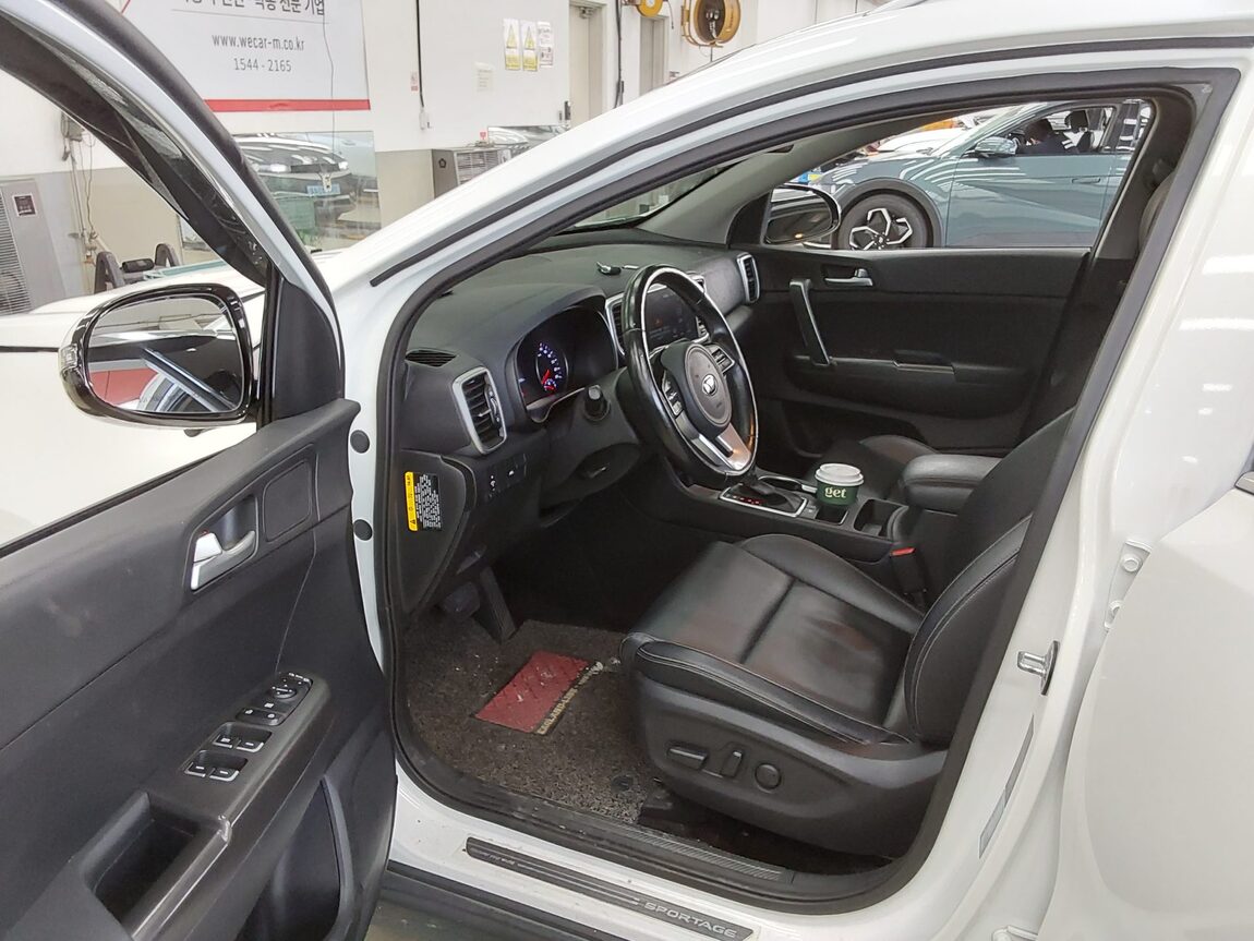 KIA SPORTAGE THE BOLD 2.0 GASOLINE PRESTIGE 2020 - zdjęcie 10