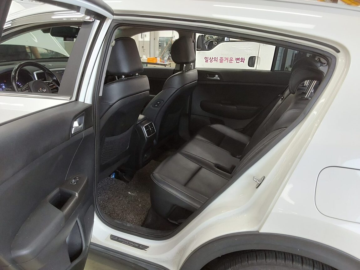 KIA SPORTAGE THE BOLD 2.0 GASOLINE PRESTIGE 2020 - zdjęcie 12