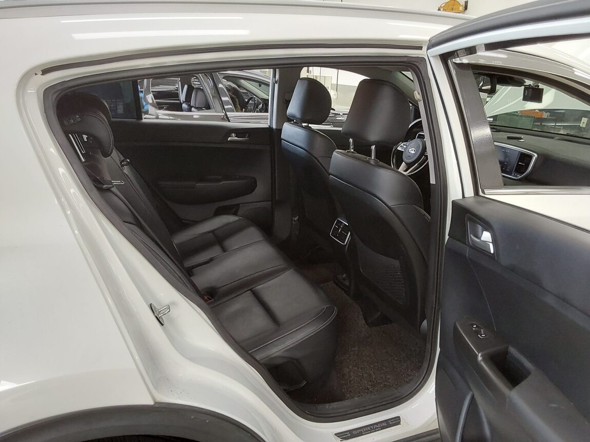 KIA SPORTAGE THE BOLD 2.0 GASOLINE PRESTIGE 2020 - zdjęcie 13