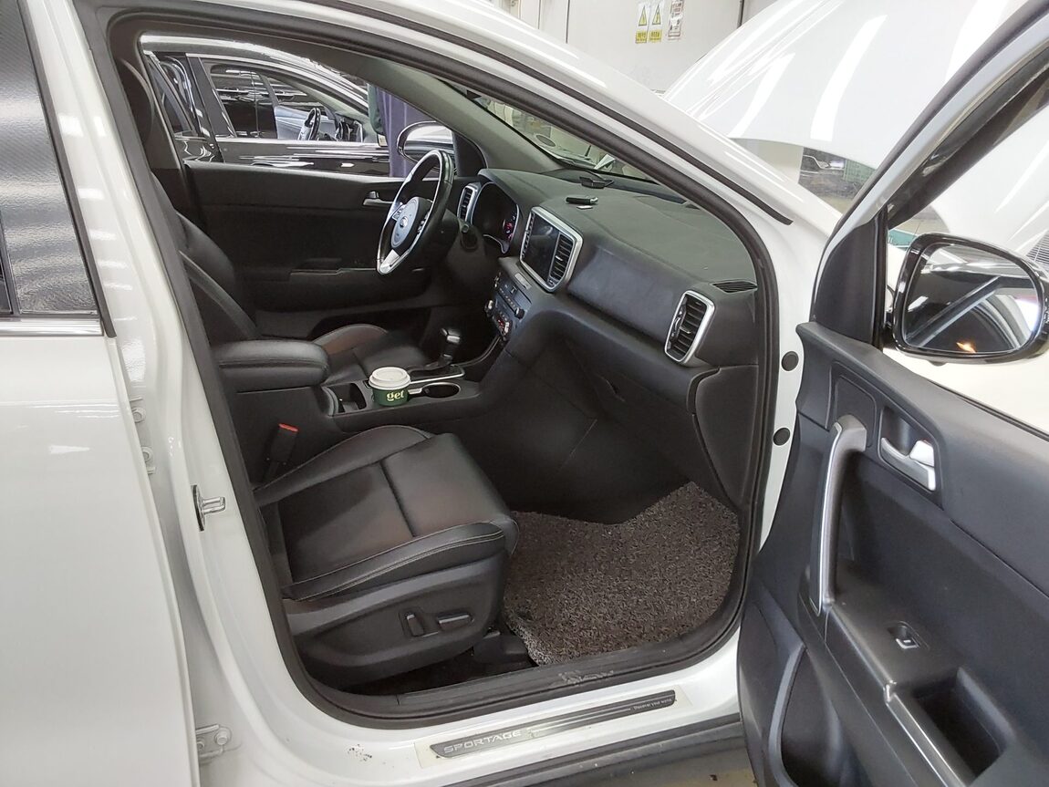 KIA SPORTAGE THE BOLD 2.0 GASOLINE PRESTIGE 2020 - zdjęcie 14